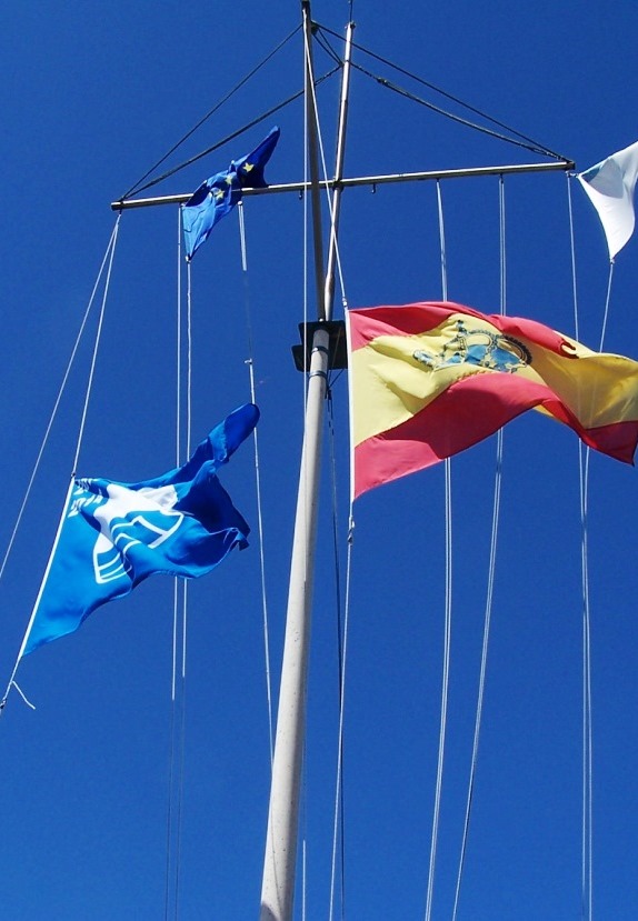 izado bandera azul
